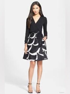 Diane von Furstenberg Black White Wrap Fit & Flare Dress Size 6